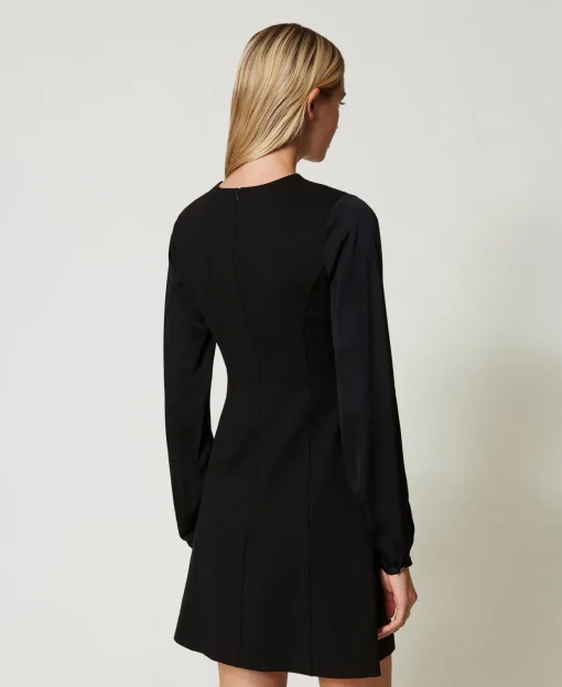Kurzes Kleid Mit Schleife Und Oval T