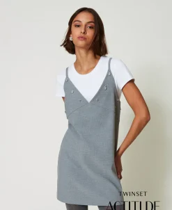 Kurzes Kleid Mit Stickereien Und T-Shirt