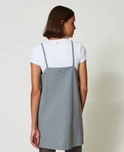 Kurzes Kleid Mit Stickereien Und T-Shirt