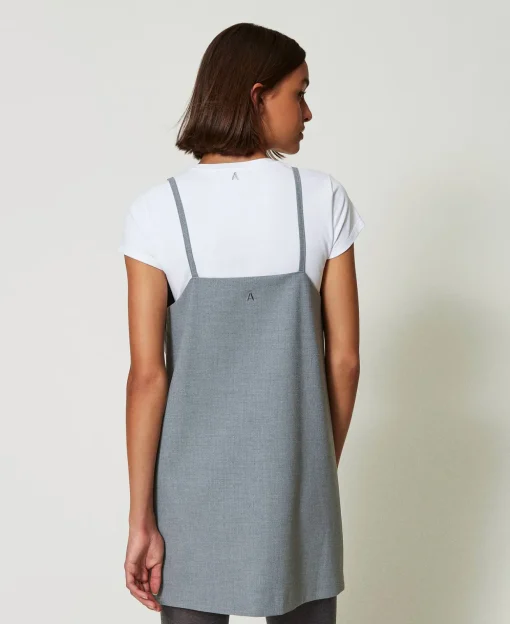 Kurzes Kleid Mit Stickereien Und T-Shirt