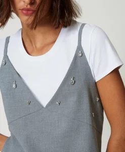 Kurzes Kleid Mit Stickereien Und T-Shirt