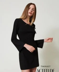 Kurzes Kleid Mit Strassbrosche