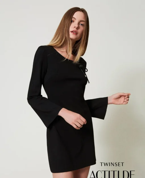 Kurzes Kleid Mit Strassbrosche