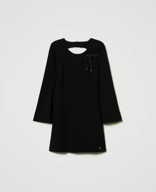 Kurzes Kleid Mit Strassbrosche