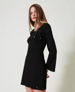 Kurzes Kleid Mit Strassbrosche