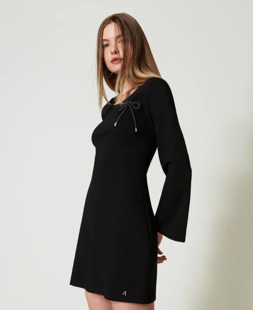 Kurzes Kleid Mit Strassbrosche