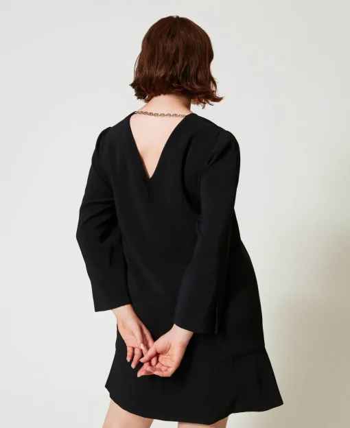 Kurzes Kleid Mit Volant Und „Oval T“-Kettchen