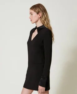 Kurzes Kreppkleid Mit Satindetails