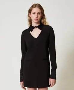 Kurzes Kreppkleid Mit Satindetails