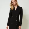 Kurzes Mantelkleid Mit Zweireihigem Verschluss