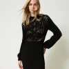 Kurzes Strickkleid Aus Wollmischung Mit Häkelarbeit