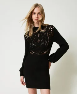 Kurzes Strickkleid Aus Wollmischung Mit Häkelarbeit