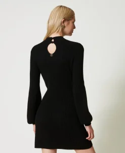 Kurzes Strickkleid Aus Wollmischung Mit Häkelarbeit