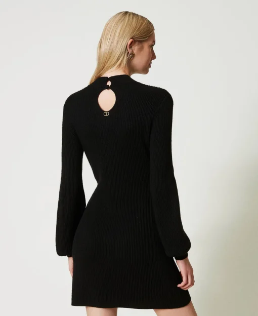 Kurzes Strickkleid Aus Wollmischung Mit Häkelarbeit