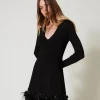 Kurzes Strickkleid Mit Blumen Und Federn