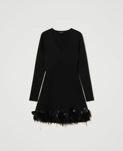 Kurzes Strickkleid Mit Blumen Und Federn
