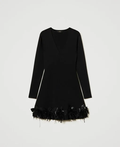 Kurzes Strickkleid Mit Blumen Und Federn
