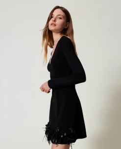 Kurzes Strickkleid Mit Blumen Und Federn