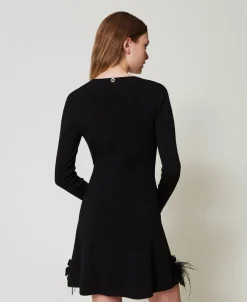 Kurzes Strickkleid Mit Blumen Und Federn