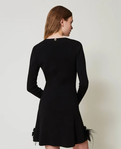 Kurzes Strickkleid Mit Blumen Und Federn