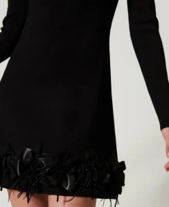 Kurzes Strickkleid Mit Blumen Und Federn