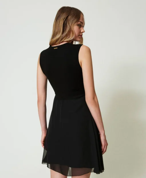 Kurzes Strickkleid Mit Georgette