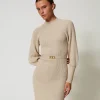 Kurzes Strickkleid Mit Rippenmuster Und Gürtel