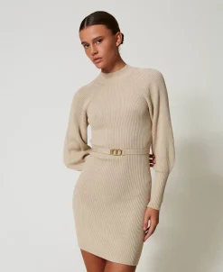 Kurzes Strickkleid Mit Rippenmuster Und Gürtel