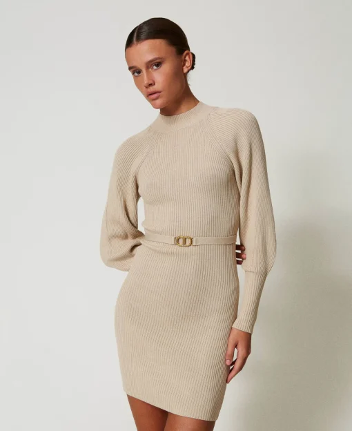 Kurzes Strickkleid Mit Rippenmuster Und Gürtel