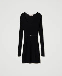Kurzes Strickkleid Mit Rippenmuster Und Gürtel