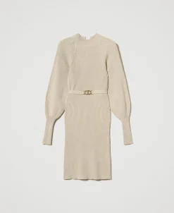 Kurzes Strickkleid Mit Rippenmuster Und Gürtel