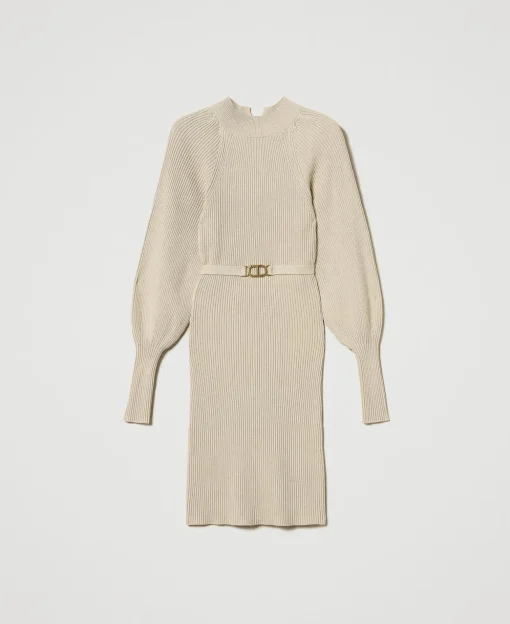 Kurzes Strickkleid Mit Rippenmuster Und Gürtel