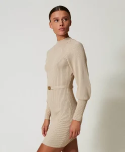 Kurzes Strickkleid Mit Rippenmuster Und Gürtel