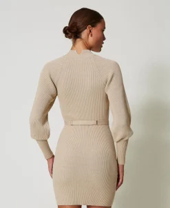 Kurzes Strickkleid Mit Rippenmuster Und Gürtel
