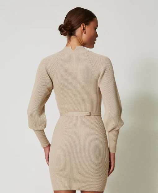Kurzes Strickkleid Mit Rippenmuster Und Gürtel