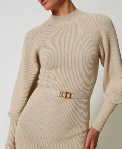 Kurzes Strickkleid Mit Rippenmuster Und Gürtel