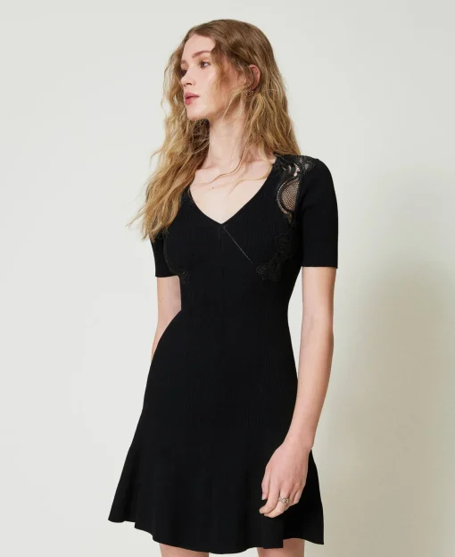 Kurzes Strickkleid Mit Spitze