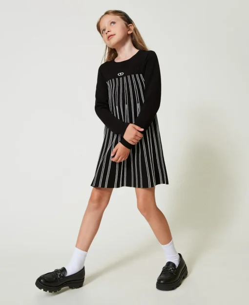Kurzes Strickkleid Mit Streifen In Flexage-Verarbeitung