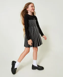 Kurzes Strickkleid Mit Streifen In Flexage-Verarbeitung