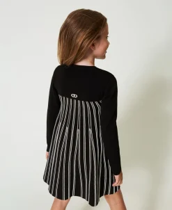 Kurzes Strickkleid Mit Streifen In Flexage-Verarbeitung