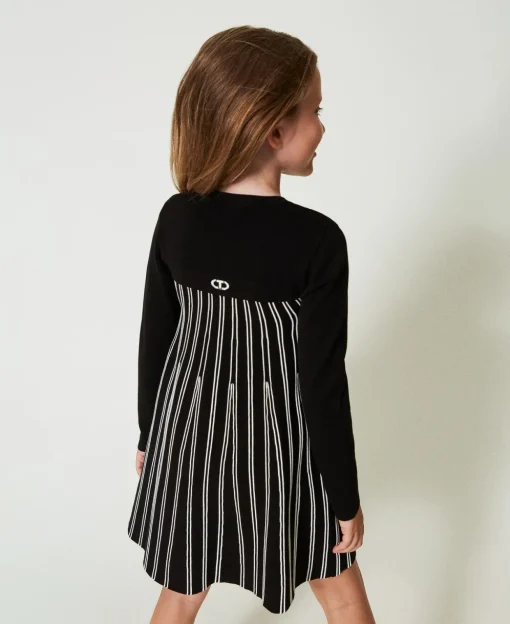 Kurzes Strickkleid Mit Streifen In Flexage-Verarbeitung
