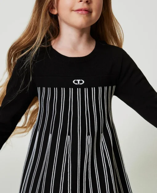 Kurzes Strickkleid Mit Streifen In Flexage-Verarbeitung