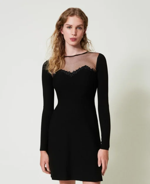 Kurzes Strickkleid Mit Tüll Und Stickerei