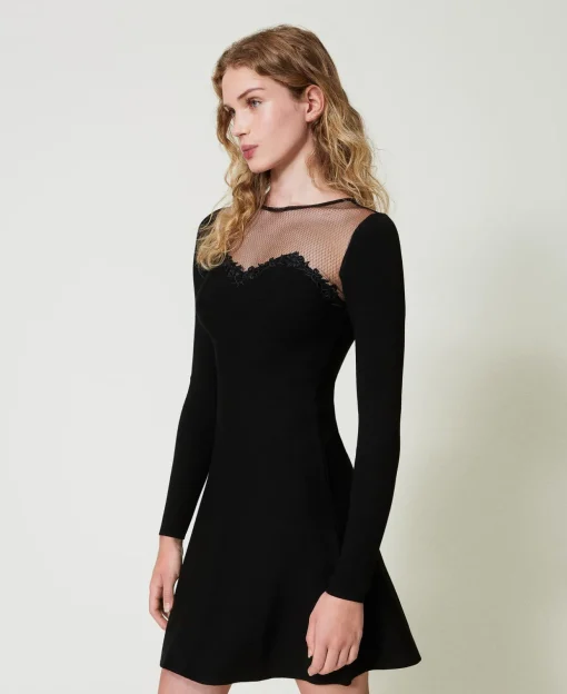 Kurzes Strickkleid Mit Tüll Und Stickerei