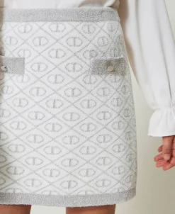 Kurzjacke Aus Jacquard-Strick Mit Oval Ts