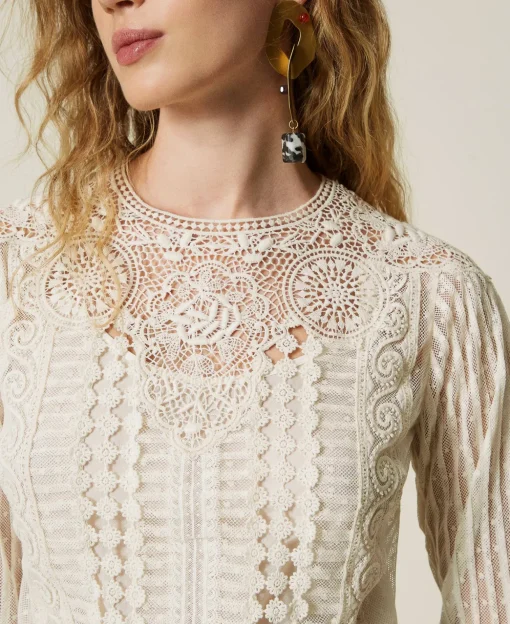 Musselinbluse Mit Spitze Und Stickereien