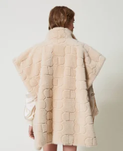 Poncho Aus Pelzimitat Mit Logos