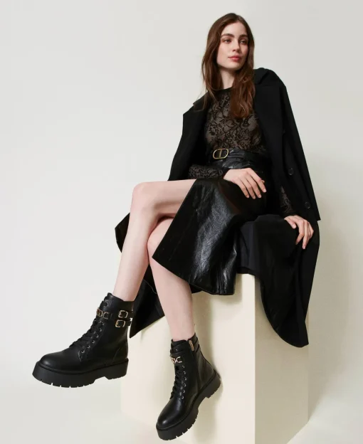 Schnürstiefelette Mit Schnallen Und „Oval T“-Ziertrense