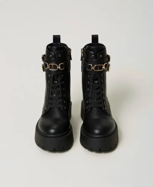 Schnürstiefelette Mit Schnallen Und „Oval T“-Ziertrense