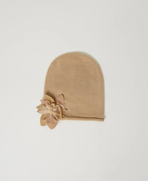 Strickmütze Mit Blumenbrosche